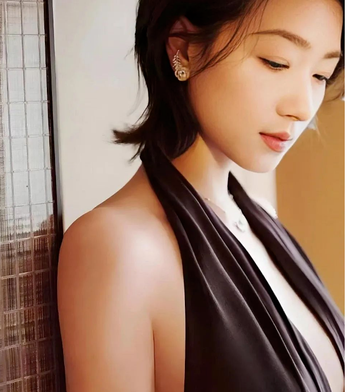 42岁万茜婚变越来越有韵味，镂空礼服装显大好身材，自信才是真的美！