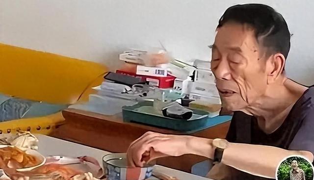 大口啃肉大碗喝酒、华子不离身,92岁的杨少华在享福路上一去不回