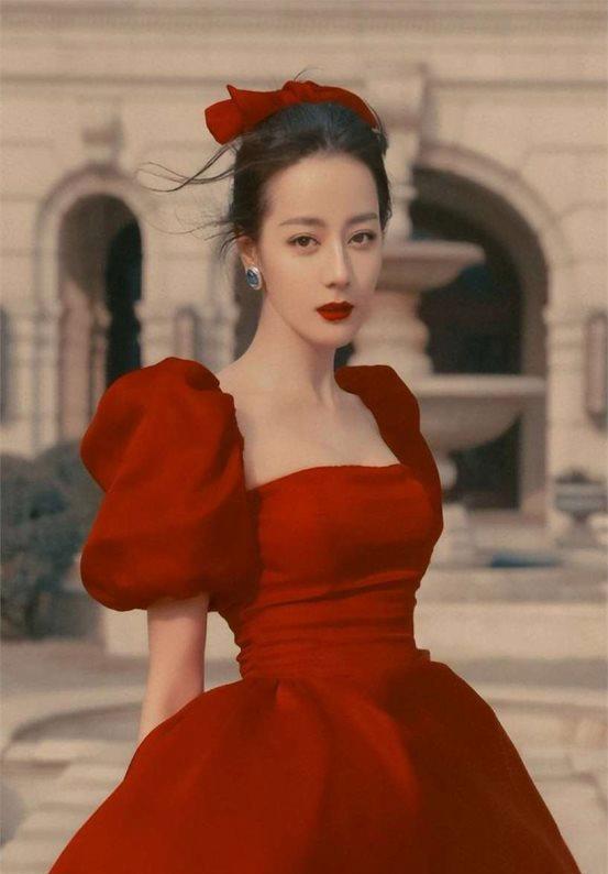 没想到，捂胸争议过去仅仅一年，迪丽热巴就以这种姿态出现