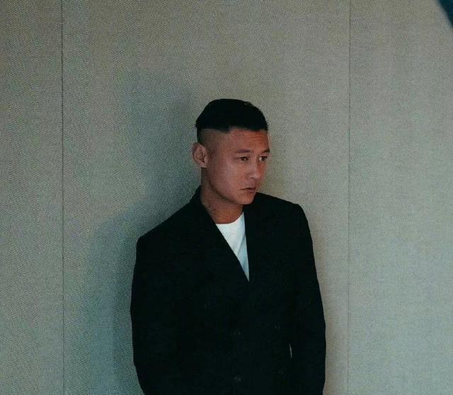 余文乐近况曝光,面部肿胀如被打,男神形象渐远