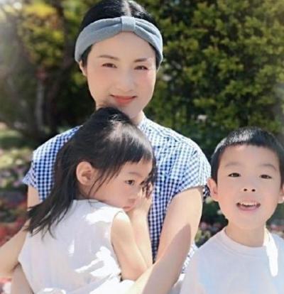 他是央视最帅男主持,三婚娶小10岁歌唱家,如今一家四口其乐融融