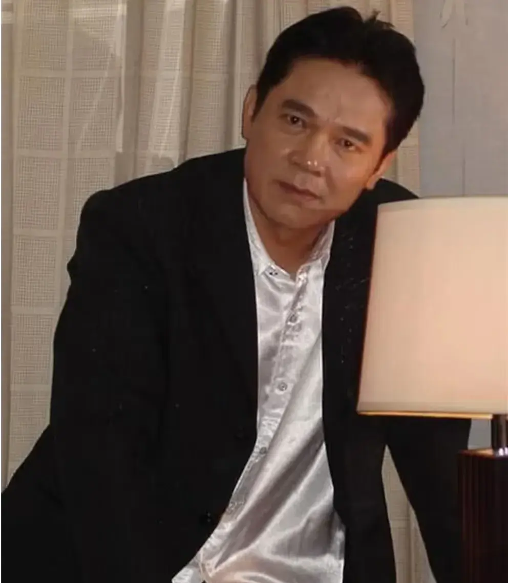 成名后抛妻弃女,娶小12岁娇妻,现在62岁无依无靠却求女儿赡养