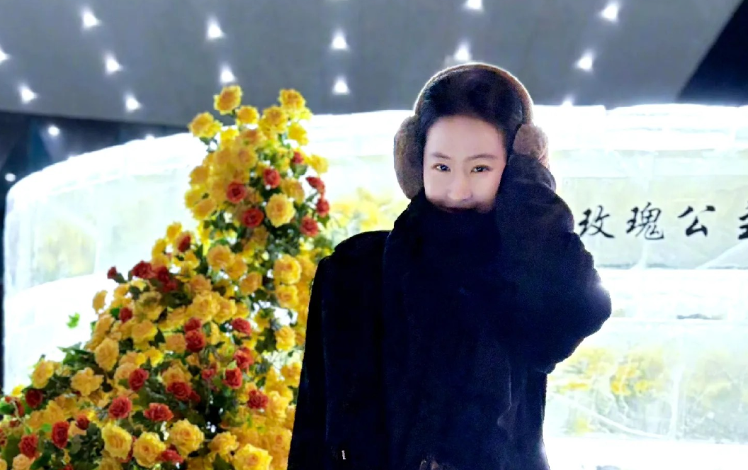 杀疯了！刘亦菲现身哈尔滨，手拿名牌包大秀美腿，颜值惊鸿一瞥