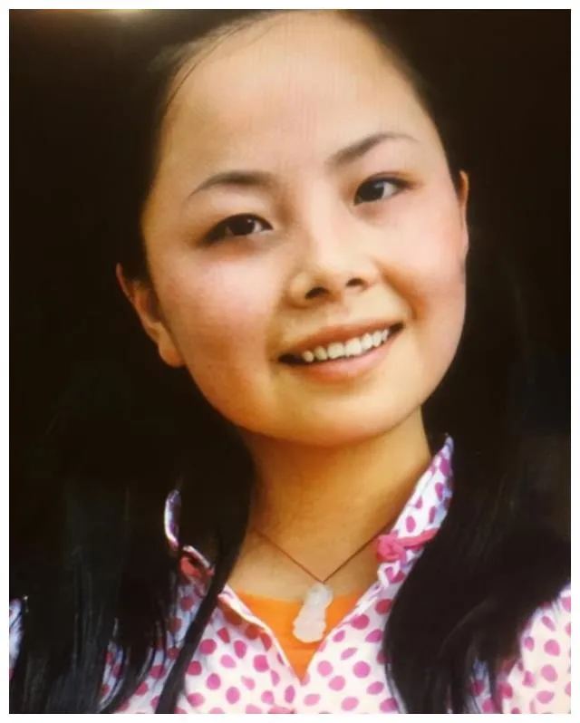 歌手王二妮：23岁成名，放弃百万年薪下嫁农村丈夫，如今过得怎样