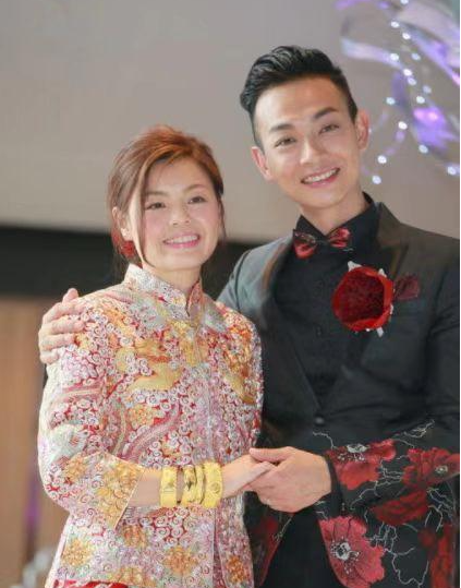 罕见秀恩爱!TVB前知名男星梁竞徽晒照庆祝结婚十周年,妻子撞脸陈妍希