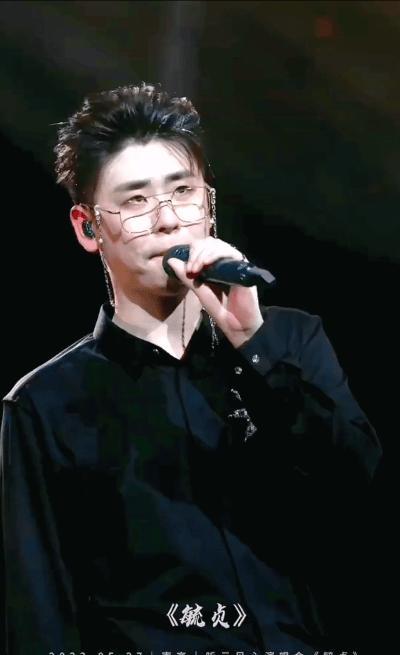 德云社张云雷演唱会惹争议,发福油腻判若两人,网友评论言辞激烈