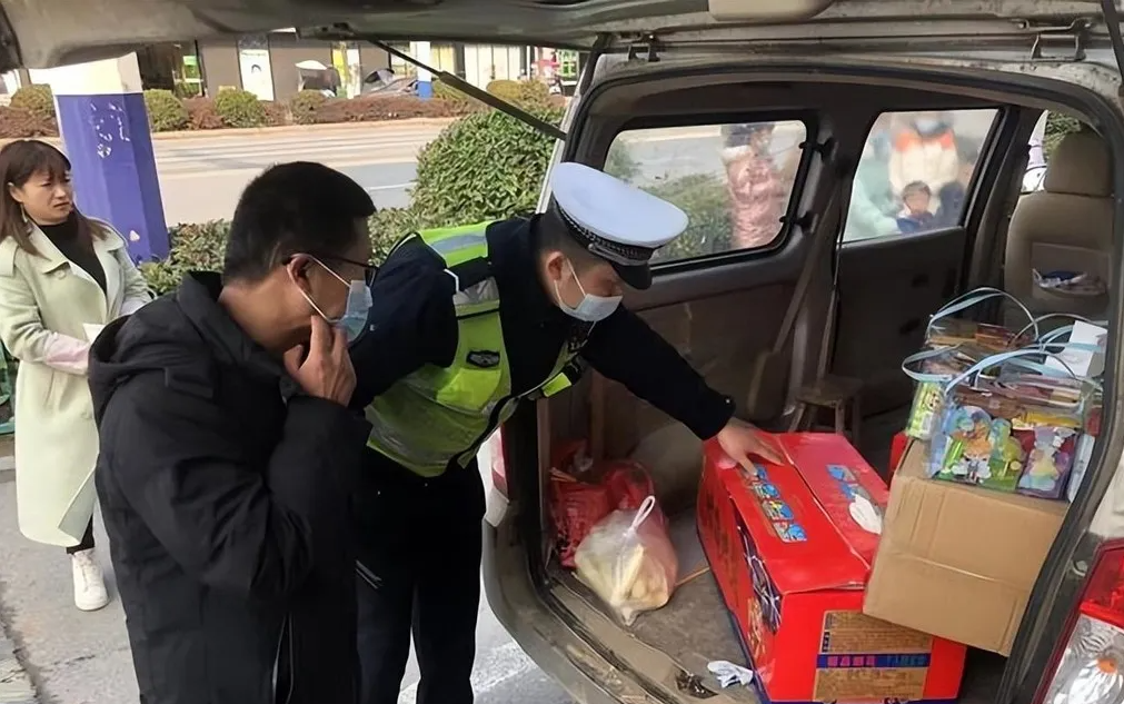 车上装了8箱啤酒被罚款，车主质问交警：车不正规，还是酒是假的？