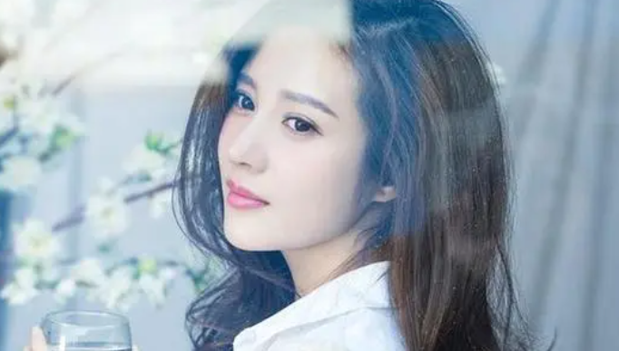 April成员李娜恩与足球选手李康仁分手,分手后被曝感到被侮辱