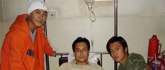 他被谢霆锋殴打成重伤,发妻6次流产绝情离开,今沦为卖卤肉谋生