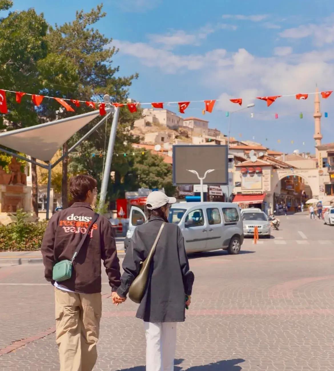 陈乔恩和老公晒照庆贺结婚2周年，两人愈来愈有夫妻相，融洽养眼