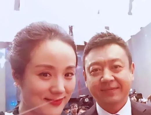 他是央视最帅男主持,三婚娶小10岁歌唱家,如今一家四口其乐融融