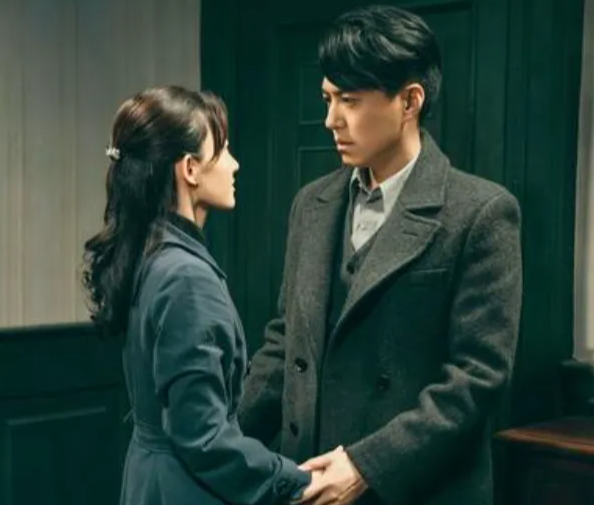 王志文老师强势回归，才播2集就冲到收视第1，谍战剧又出王炸