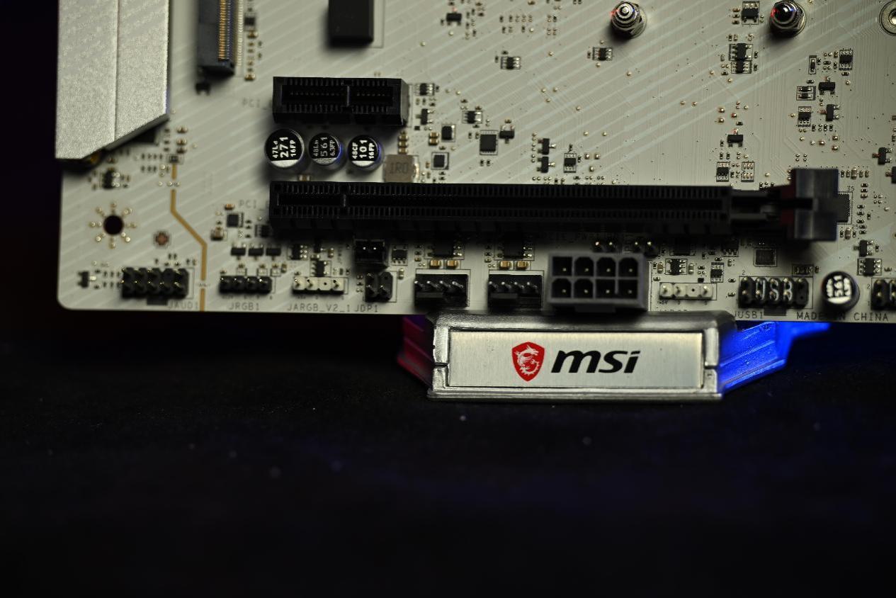 一脚踩爆英特尔的牙膏管：微星Z890刀锋钛开箱，玩命堆新技术？