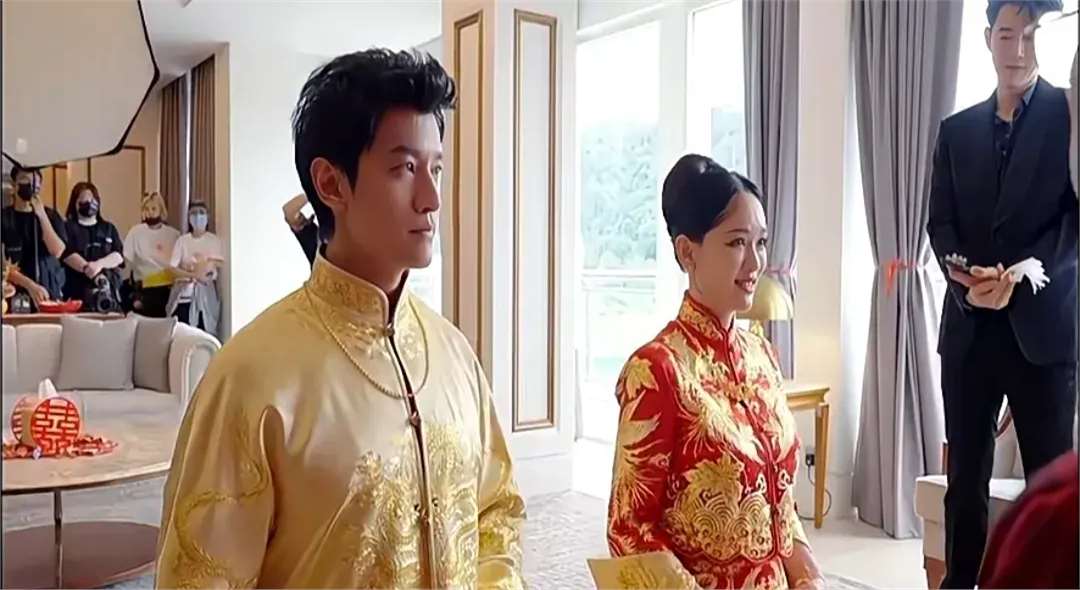陈乔恩婚礼敬茶环节曝光，男方父母大气送礼，乔恩拜别父母落泪