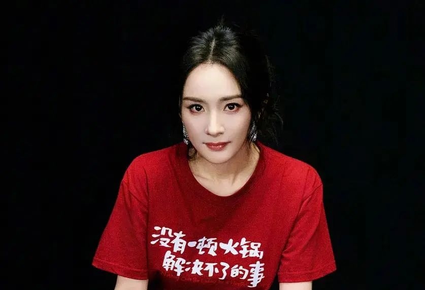 37岁杨幂瘦过头!最新生图头大身窄,是时候改变了