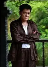 成名后抛妻弃女,娶小12岁娇妻,现在62岁无依无靠却求女儿赡养