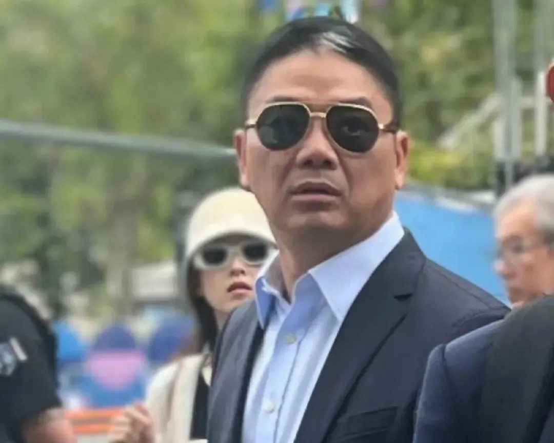 刘强东夫妇巴黎看奥运，章泽天穿着时尚似少女，8岁女儿首次露面