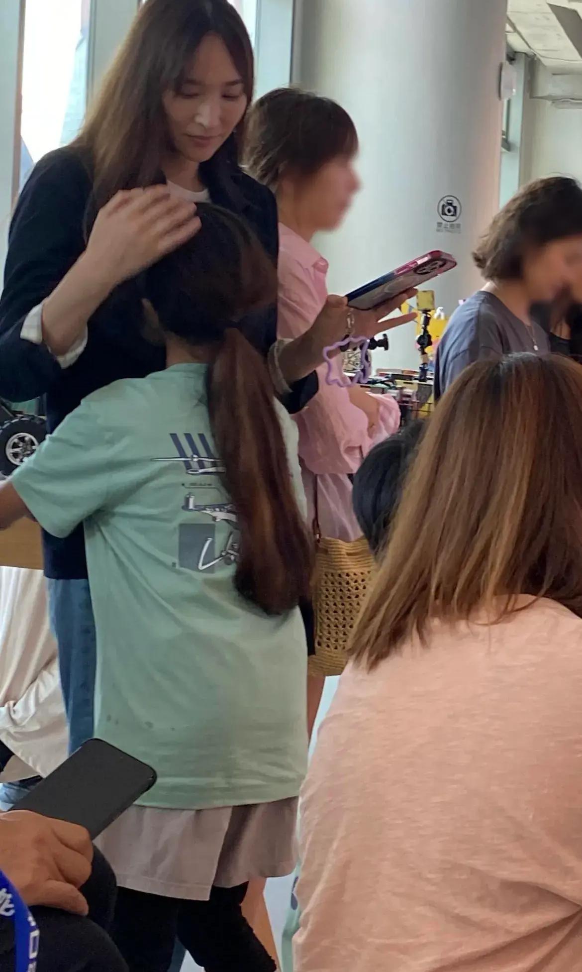 吴佩慈携四宝现身夏令营,母女互动温馨有爱