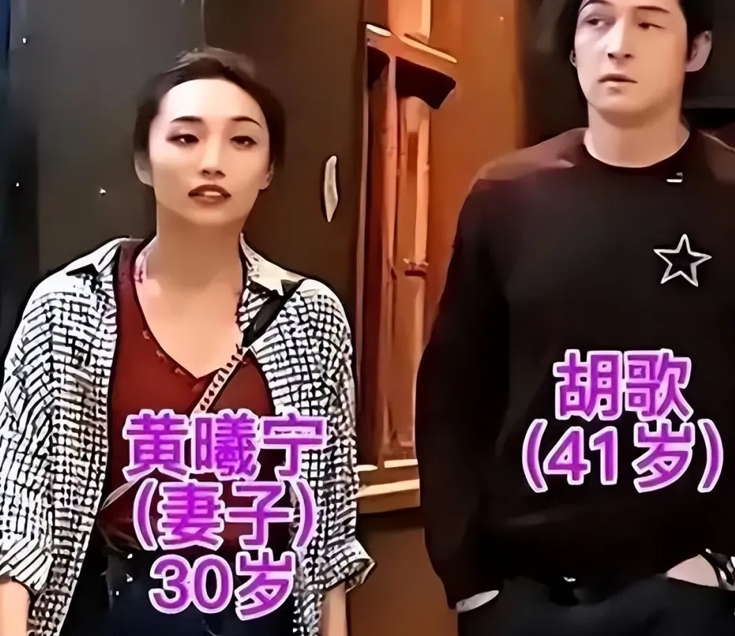 胡歌携妻子公开亮相！他素颜穿黑衣藏不住星光，妻子不美艳却越看越舒服