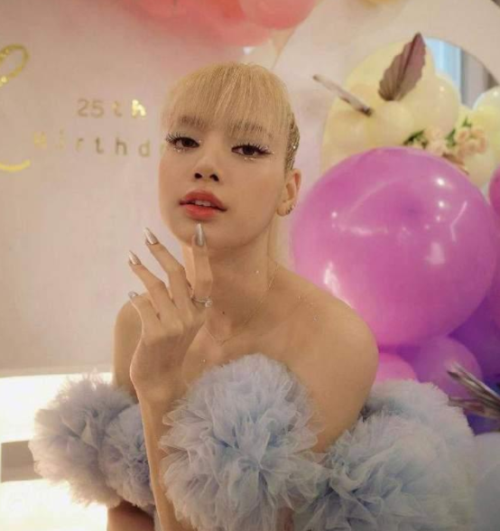 Lisa泰国庆生照曝光,离开滤镜颜值被打回原形,网友:太泰了