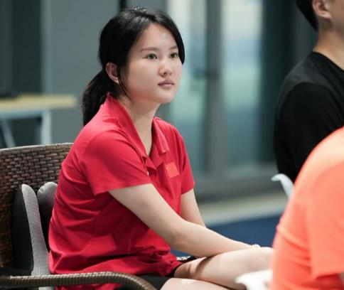 撒贝宁机场偶遇喊“红姐”引趣闻:陈若琳搞笑反应!