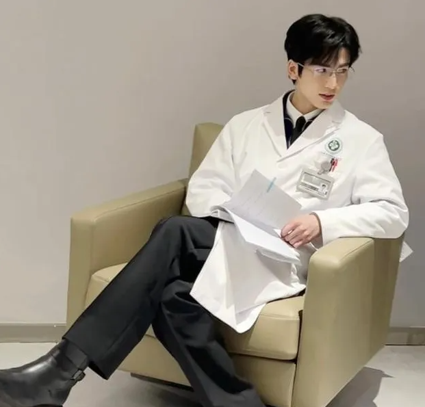 《爱你》爱奇艺即将播出！张凌赫领衔主演，医生造型帅出新高度，氛围感超甜~