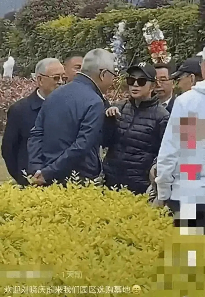 路人拍的刘晓庆脸一点也不年轻,虽然她穿着花哨很显嫩,但身体还是71岁的身体