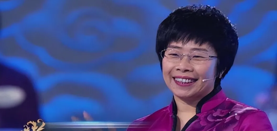 蒙曼这辈子是嫁不出去了!硬伤有两个,一个是岁数;另一个是长相