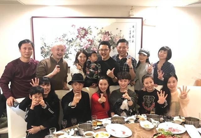 段奕宏参加中戏94班30周年聚会,新发型超抢镜,还和陶虹坐在一起