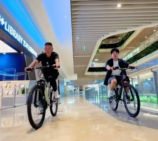 卓宝新动态! 报到日透露学游泳, 大方受访调侃声不断