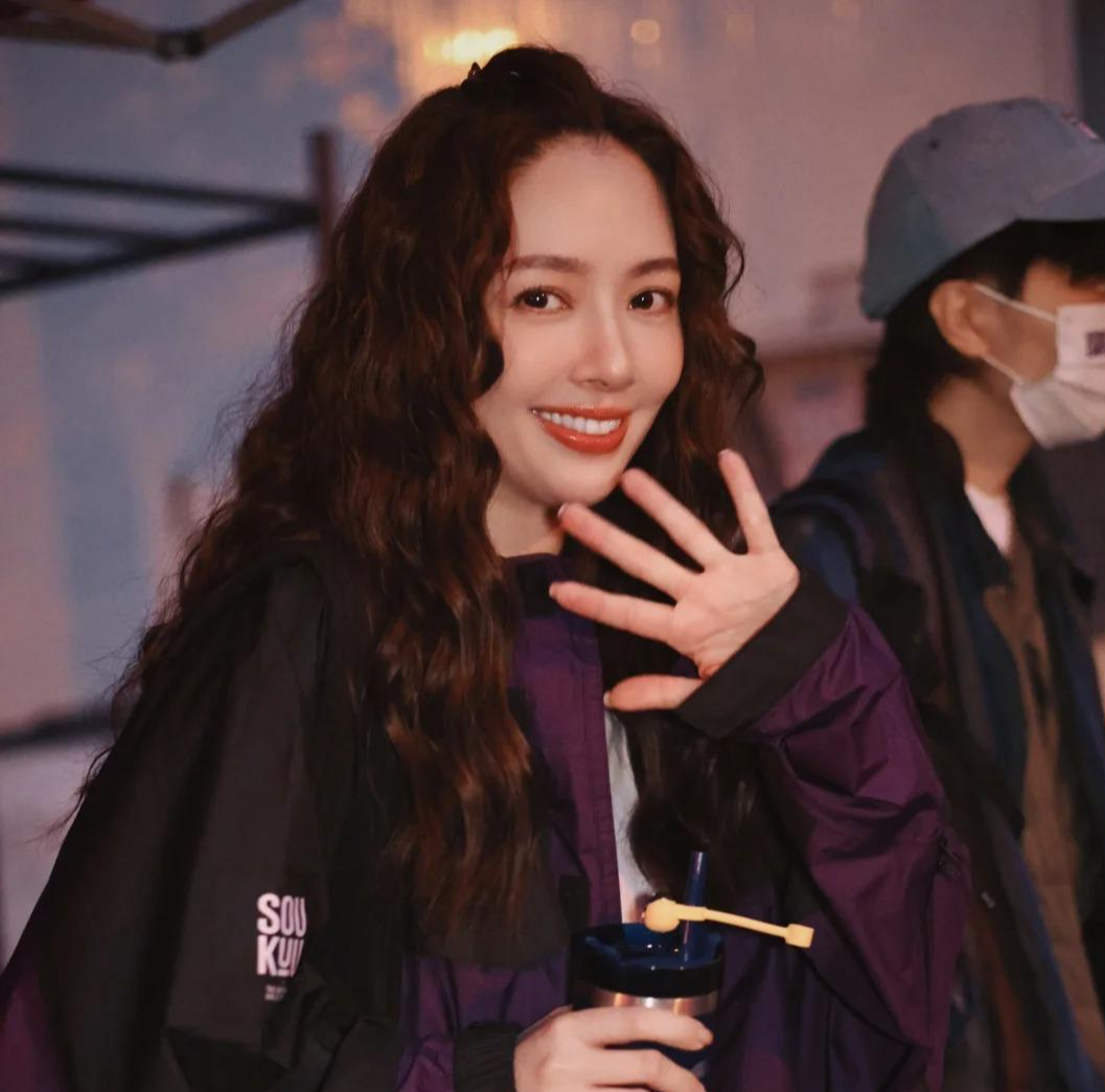 郭碧婷4.22上班路透，瘦了一圈，美得毫不费力，像漫画里的洋娃娃