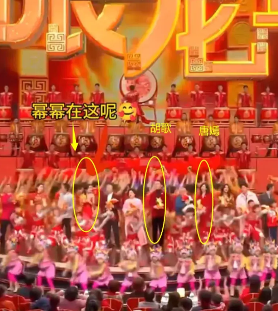 谢娜|春晚后台:小尼小撒比鞋跟,杨幂唐嫣竟无交集,谢娜行为被批