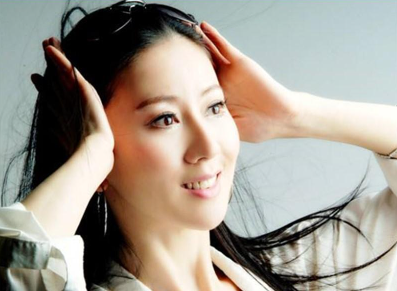 汤加丽:艺术梦想与生活挑战的对决