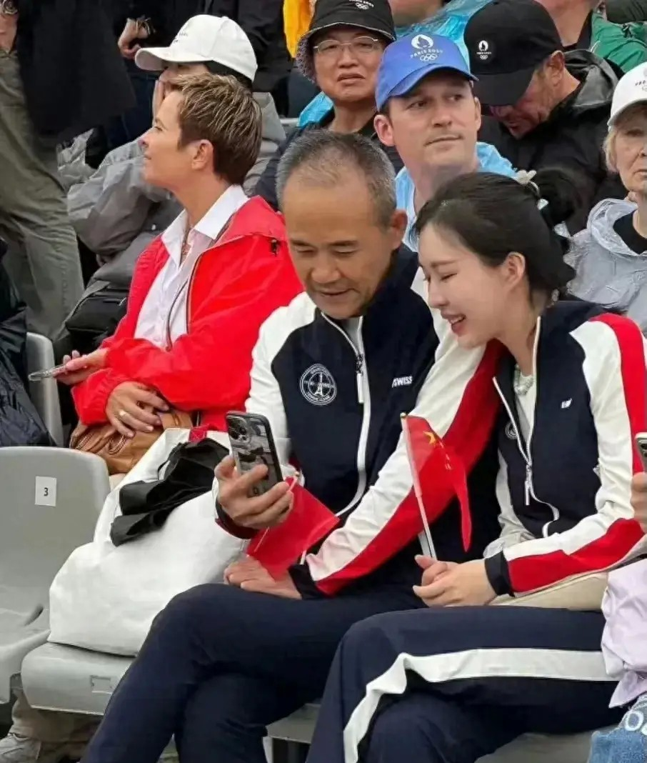 刘强东夫妇巴黎看奥运，章泽天穿着时尚似少女，8岁女儿首次露面