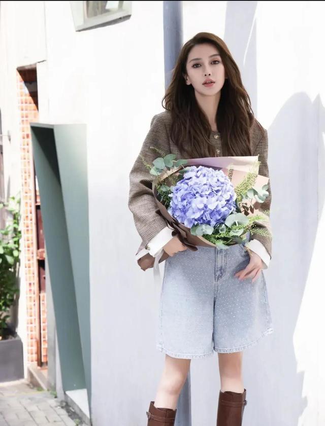 杨颖工作室发照片引网友热议,椰壳心里有多羡慕嫉妒baby?