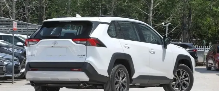丰田发起第二轮价格战，RAV4荣放卖12万？这车，有点东西！