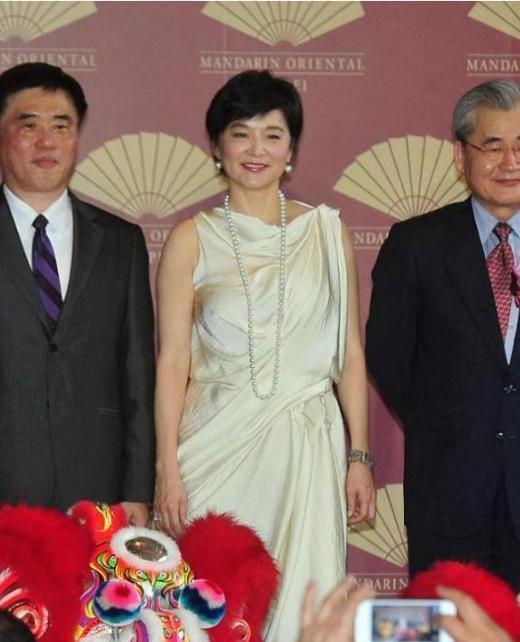 林青霞其实不适合短发!皮肉松弛后显男气,但穿白裙越来越像阔太