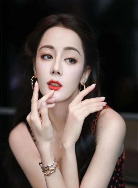 没想到，捂胸争议过去仅仅一年，迪丽热巴就以这种姿态出现