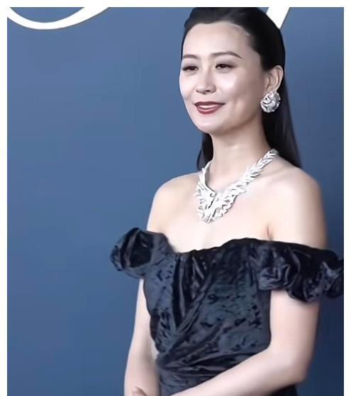 脸歪了,人老了,容貌一言难尽,陈法拉被吐槽越来越像汪明荃