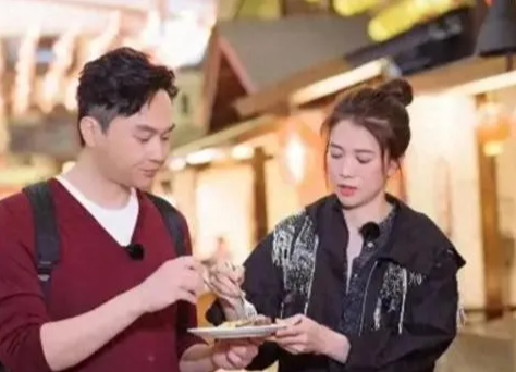 邱淑贞现身袁咏仪生日派对，亮点却是魔童，身高和父亲张智霖一样高