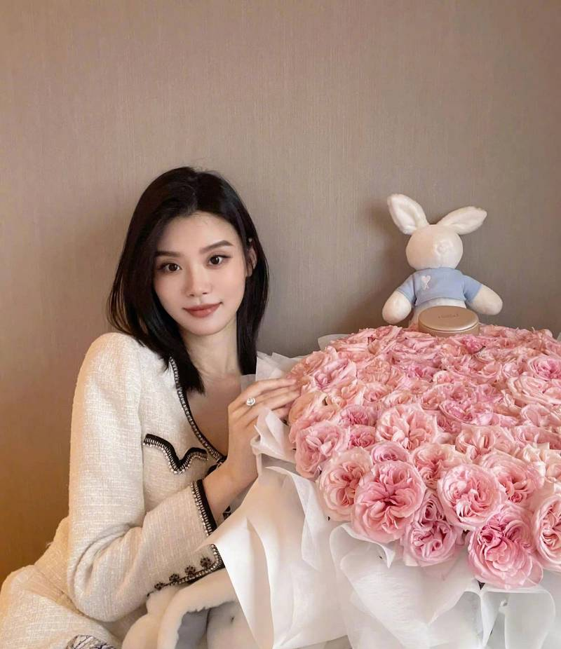 奚梦瑶“家族地位”飙升，参加香港顶级富豪聚会，她还是被低估了