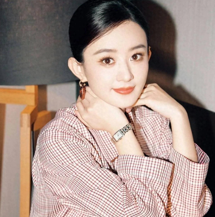 赵丽颖带儿子看烟花秀,称这是最美的烟花,5岁想想戴眼镜引热议