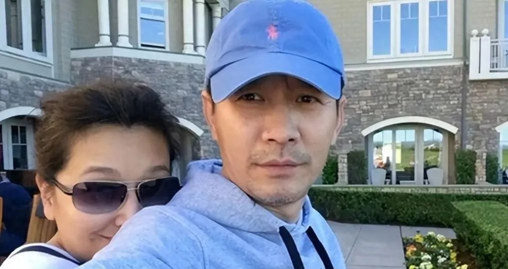 57岁江珊和老公韩国逛街被偶遇，背超大购物袋满头白发，美人老了