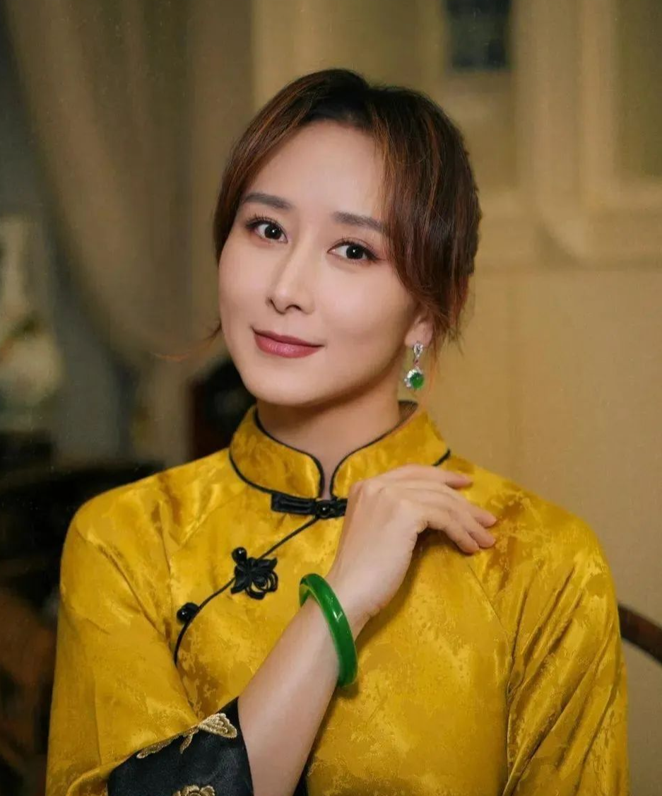 46岁胡静大马豪宅晒自拍，穿新中式戴千万翡翠，满屏人民币！