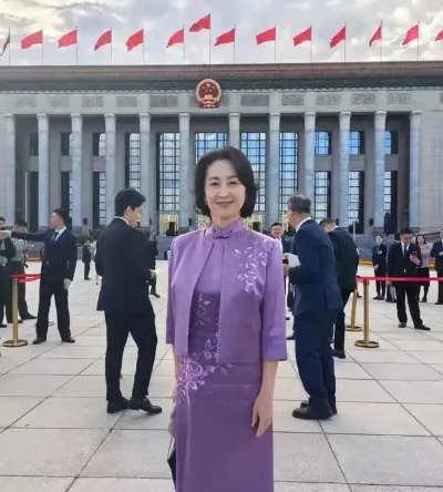 何超琼用一件紫色旗袍，彻底向外界证明，陈百强就是她的此生挚爱