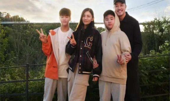 胡可在父亲节晒全家福,俩儿子长相差距大,沙溢瘦出新高度