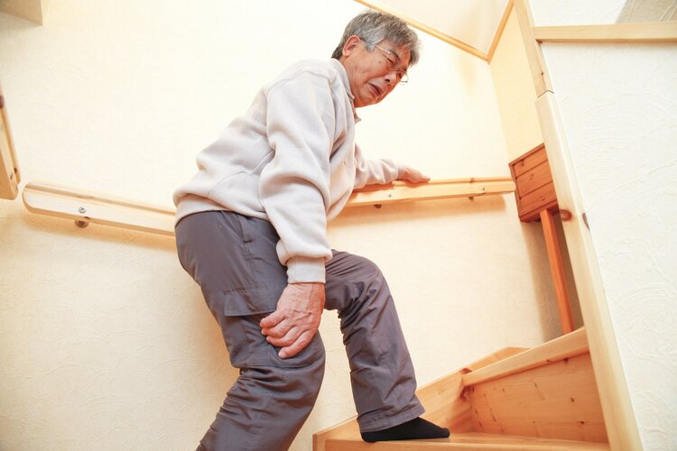 老年人膝关节疼痛，是坚持运动好，还是彻底静养好？医生：都不对