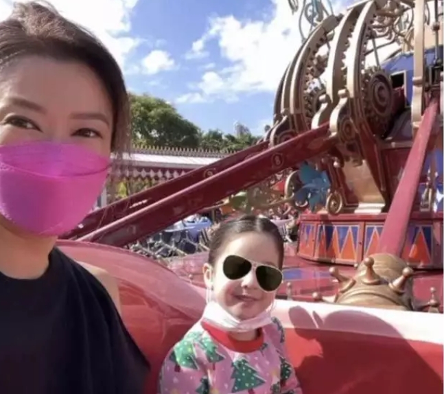 谢霆锋妹妹罕见亮相，居住国外容颜冻龄，情史颇丰5年前秘密产女