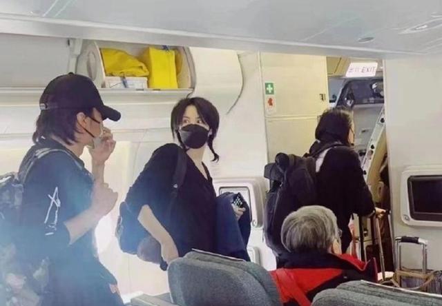 54岁王菲走机场,手上小动作不断,眼神飘忽,网友:没啥自信