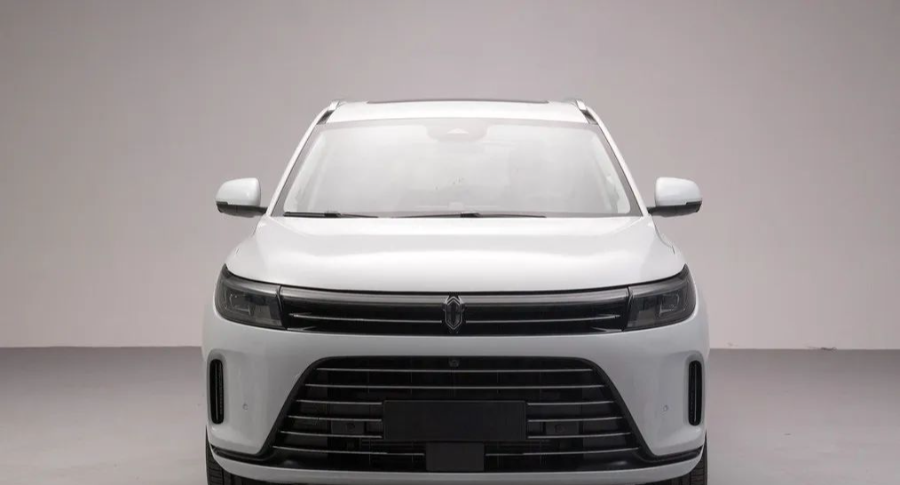 新问界M7实车，前脸重新设计，竞争理想L7，这颜值你打几分？